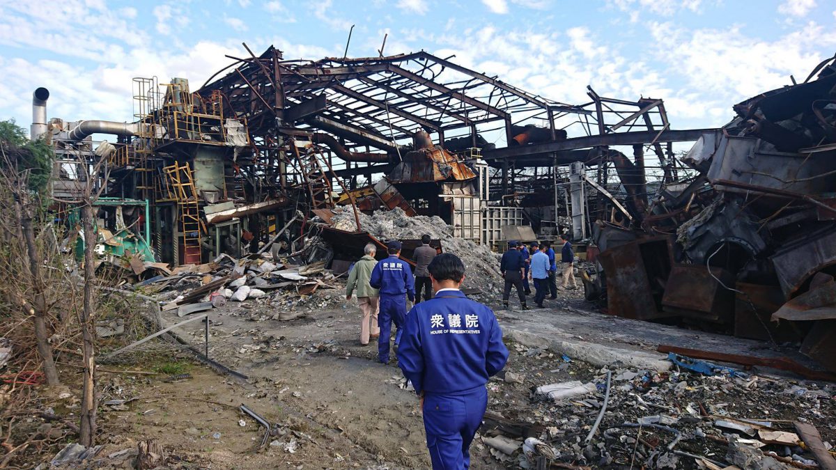 注目ブランド 爆発したアルミ工場の現場と、その爆発と小田川決壊による洪水で 社会問題